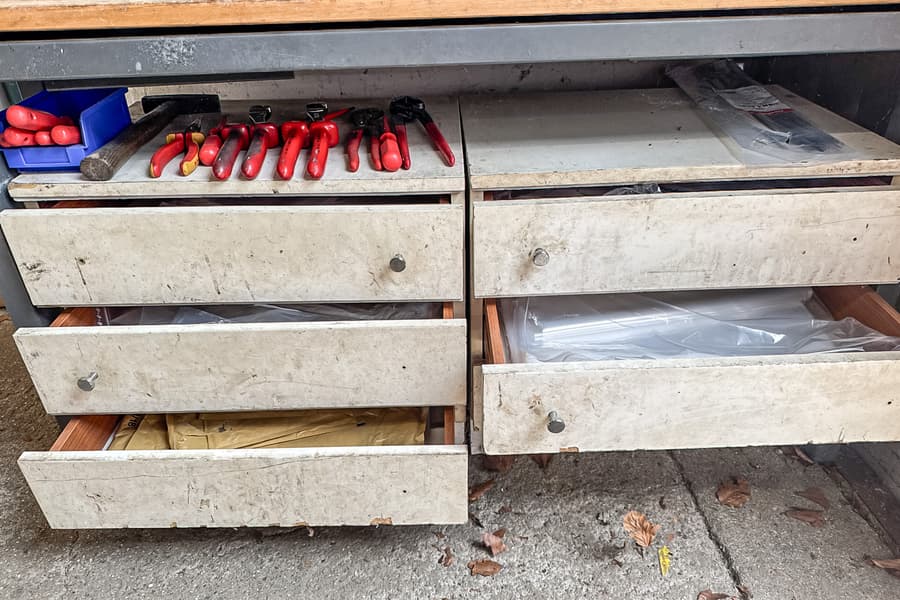 2 Bürocontainer mit Inhalt
